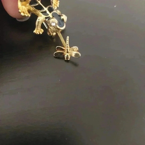 Vintage Black Enamel Rhinestone Gold Tone Frog Catching Dragonfly Brooch Pin - Picture 3 of 6
